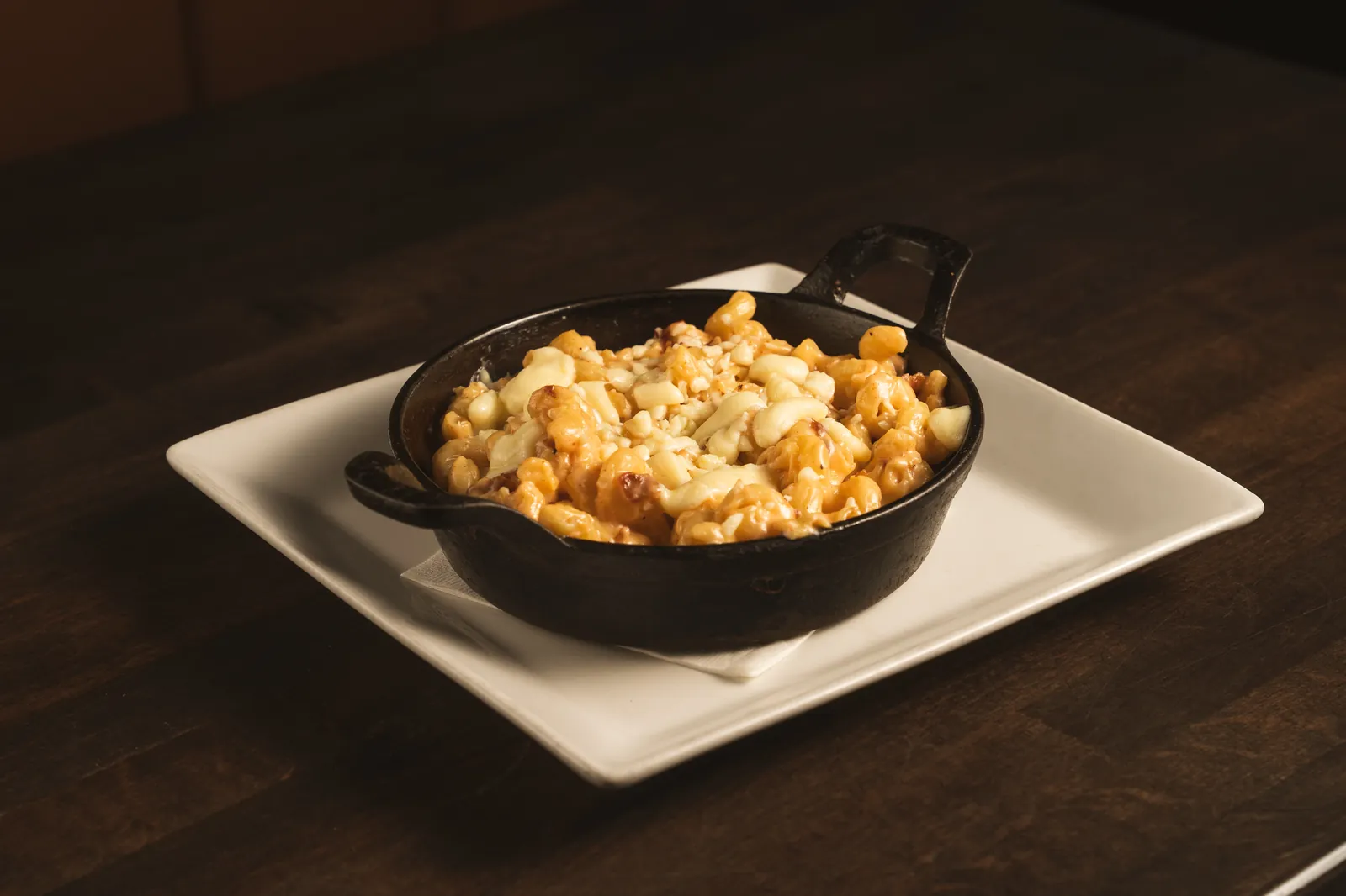 Loaded mac and cheese in a cast iron skillet